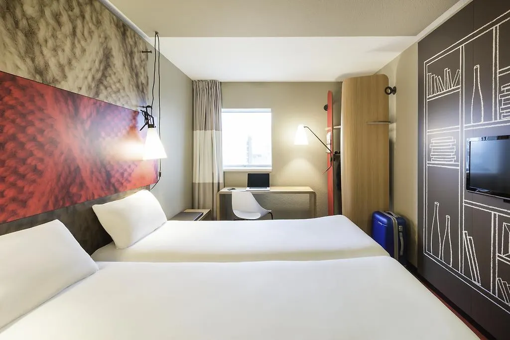 Ibis London Docklands Canary Wharf 3*,