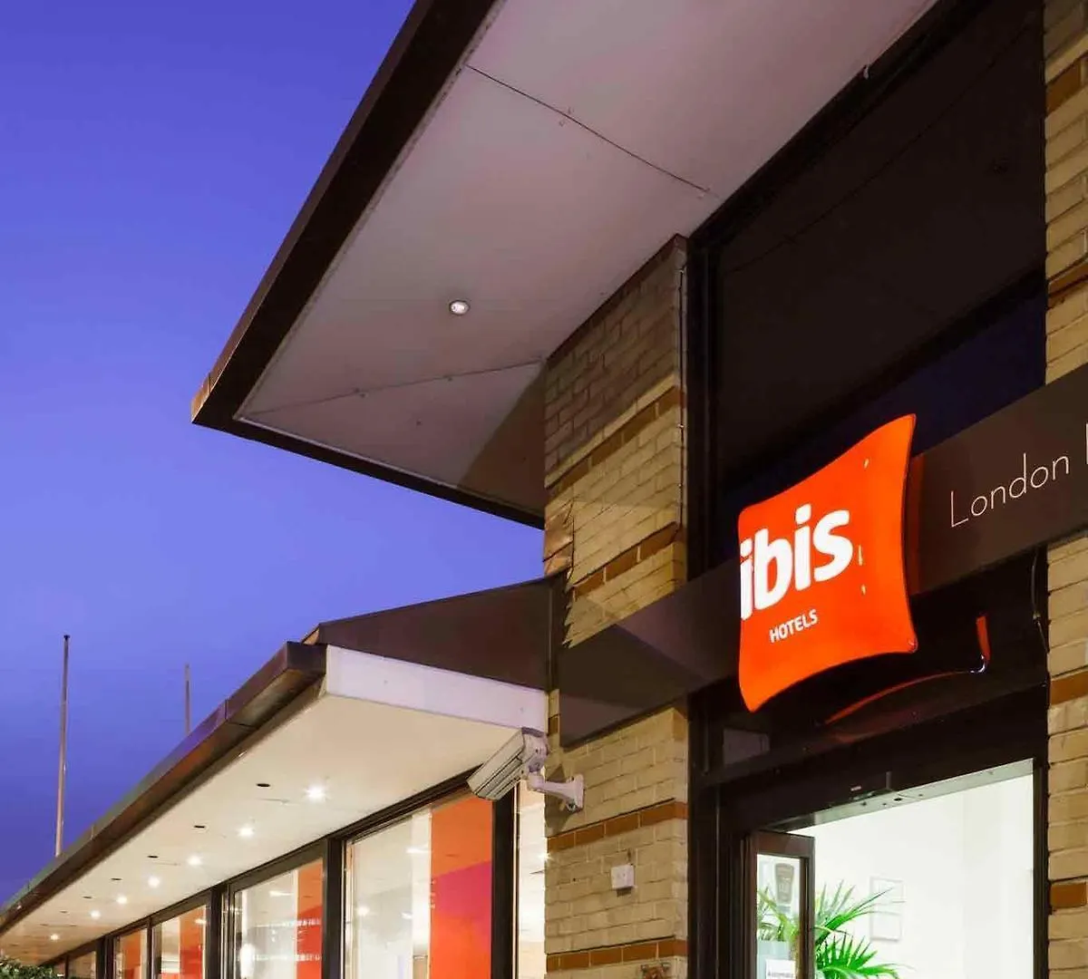 Ibis London Docklands Canary Wharf 3*,